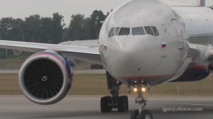 Боинг 777 авиакомпании Аэрофлот на рулении после приземления в аэропорту Шереметьево.