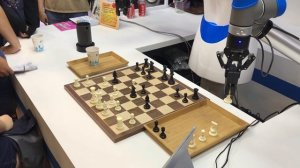 Робот обыгрывает человека в шахматы. Computex 2017