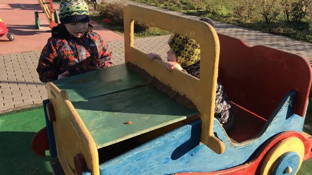 Даня и Ваня пытаются СЛОМАТЬ и РАЗОБРАТЬ машину. Канал для детей. Детский канал смотреть онлайн