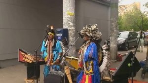 Индейцы играют офигенную музыку в живую на Бутырской улице у метро Дмитровская