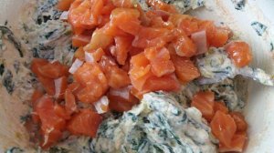 Пирог из дрожжевого слоёного теста со шпинатом и слабосоленым лососем