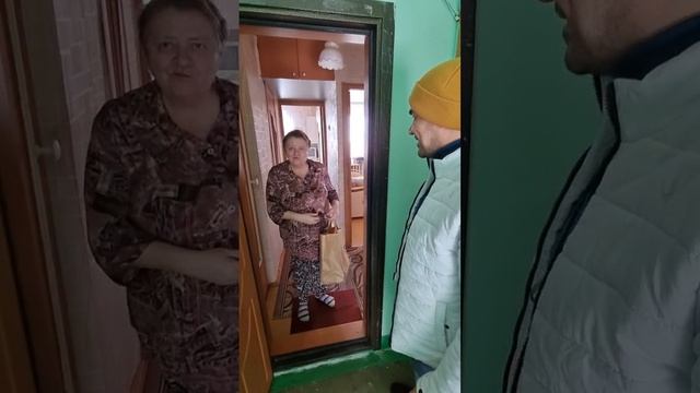 ПРинесли продуктовые наборы для бабушки