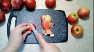 Шарлотка с яблоками на кефире без миксера