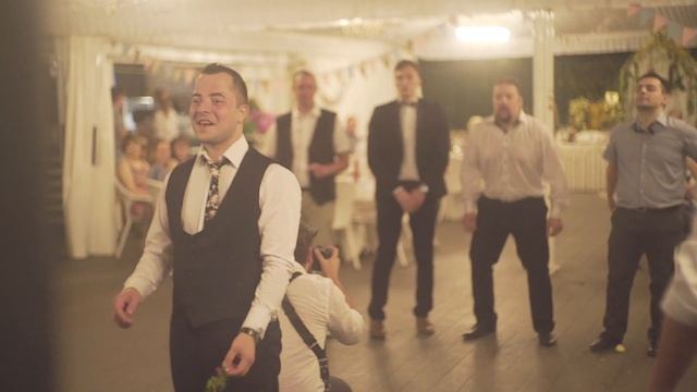 Парень круто поймал бутоньерку в прыжке и женился. Счастливые моменты свадьбы (без фильтров) смотреть онлайн