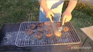 ?Жарю котлетки на мангале. Фарш такой же как для люля-кебаб. I fry cutlets on the grill