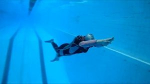 Тренировка по фридайвингу в бассейне