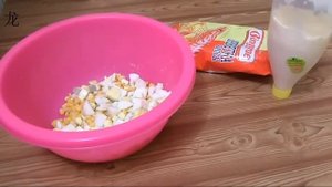 Салат с чипсами, кукурузой и крабовыми палочками.