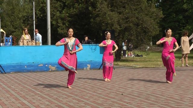 Выступление коллектива индийского танца "Радхарани" смотреть онлайн
