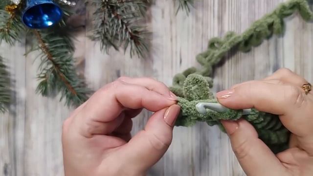 Вязаная манишка из Ализе Пуффи Файн.