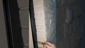 Заделка швов жидкими обоями при укладке декоративного камня