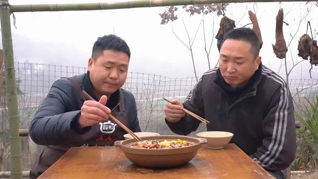 10公斤羊蛋，二弟做“辣椒炒羊蛋”，香辣過癮三兄弟連吃5碗米飯｜Mukbang【鐵鍋視頻】