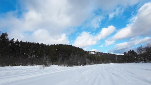 По зимнему руслу реки Белой. Белорецк. Башкортостан.