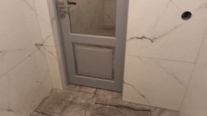 Плитка 120*60 на стене в туалете до затирки швов.