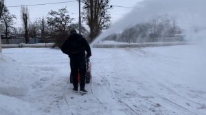 Уборка снега - снегоуборщик Husqvarna ST 227 в деле