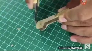 Смотрим как делают оружие из картона