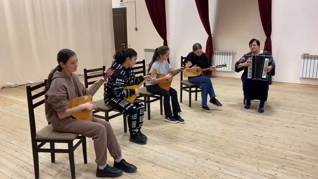 Квартет в Селение Нарт. Наши успехи. Уже пробуем  играть  с гармошкой .