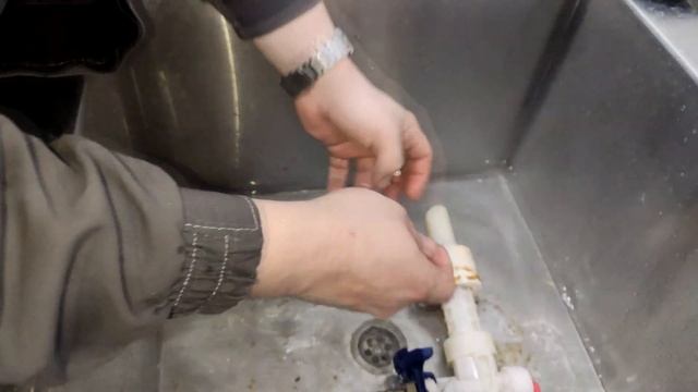 Инсталляция Grohe, как снять поплавок. Устранение подтекания. смотреть онлайн