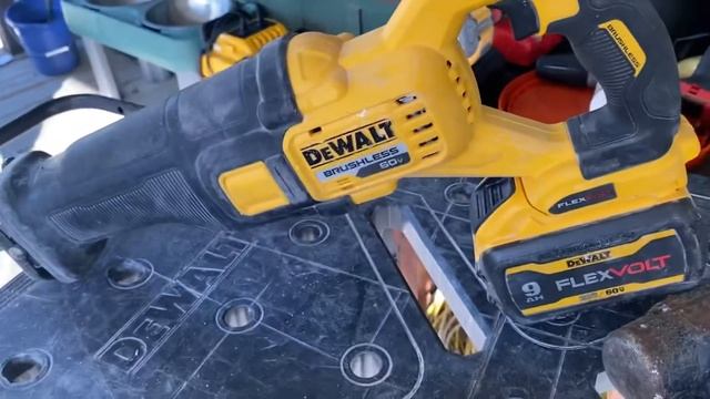 Replacando mi DEWALT FLEXVOLT 60-Volt MAX Cordless Brushless Reciprocating Saw смотреть онлайн