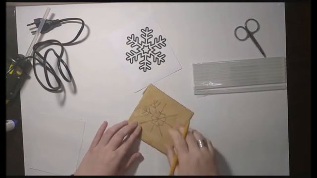 Снежинка из горячего клея. Мастер-класс. смотреть онлайн