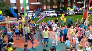 Виктор Смирнов. Игра на пиле на празднике двора.