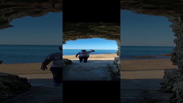 Таинственный туннель к пляжу.