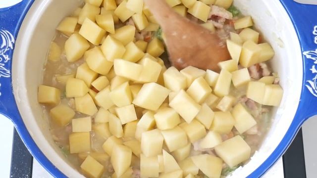 Сливочный Крем-суп Клэм Чаудер с беконом моллюсками и сельдереем смотреть онлайн