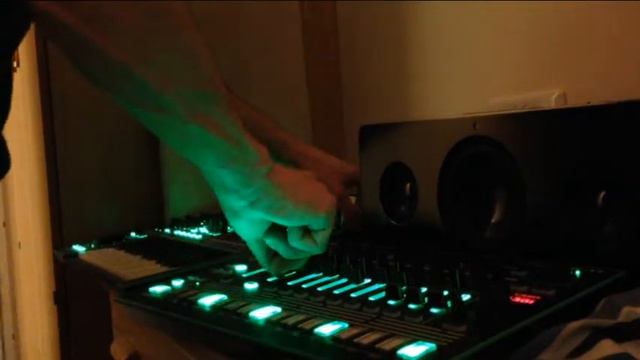 First song with Roland AIRA смотреть онлайн