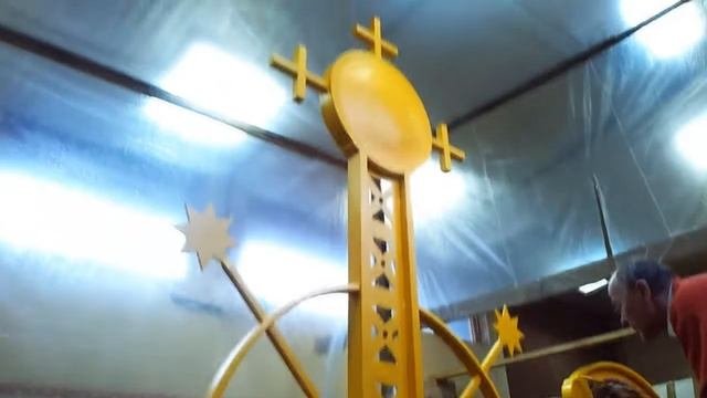 Золочение креста.
