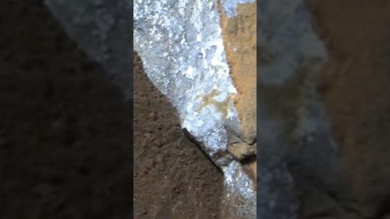 Один из камней Марса внутри оказался серо-синим смотреть онлайн