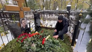 40 дней как нет с нами Алексея Янина … Много цветов на могиле актёра / Ваганьковское кладбище