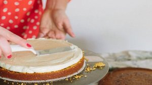 Бисквитный торт с фруктовой начинкой