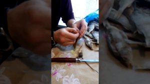 Как быстро очистить вяленую рыбу.