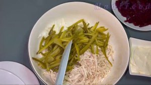 Вкусный и сытный салат из свеклы и куриной грудки.