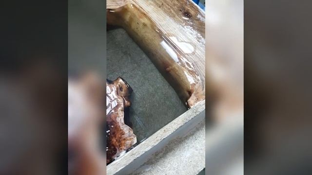 Стол из массива капового карагача , заливка серая смола