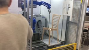 Робот Yaskawa MOTOMAN на выставке UMIDS 2018 красит Стулья и Детские кроватки