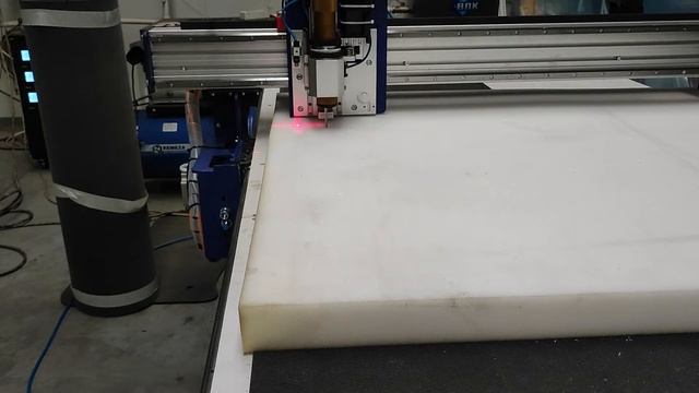 Резка поролона на режущем плоттере смотреть онлайн