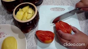 Сочная свинина с овощами в горшочке