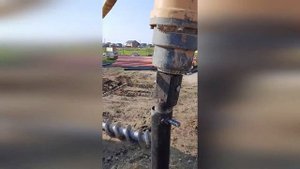 Механический монтаж винтовых свай мини-экскаватором