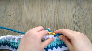 Ковёр из остатков пряжи просто и быстро.