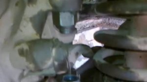Проворачивается палец в шаровой опоре!!! Я делаю так.