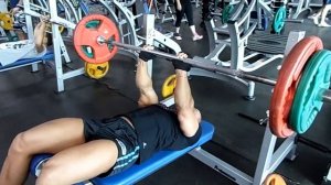 Жим штанги лёжа узким хватом на наклонной скамье головой вниз