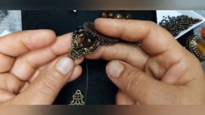 Колье из кабошонов тигрового глаза и бусин дымчатого кварца. Часть 1.