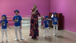 "На пенёчке" - поёт Алла Голикова  ("FaSiLa")