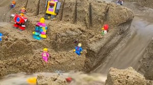 ЛЕГО ПЕСОЧНЫЙ ГОРОД ПРОРЫВ ПЛОТИНЫ.ЗАТОПЛЕНИЕ ВОДОЙ.ЛЕГО ЖИТЕЛИ.