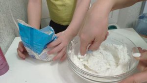 Делаем слайм дома! Из крахмала и бальзама для волос!