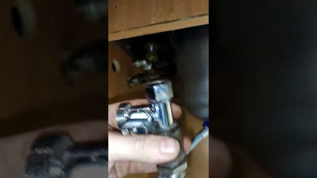Как снять старый кухонный смеситель с двумя ручками?) #shorts