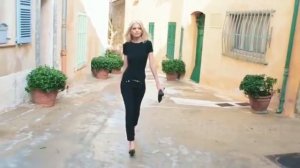 Жанна Лтавская - Флаг тебе в руки
(сл. С. Кузнецов & И. Блоцкий, муз. А. Розанов)