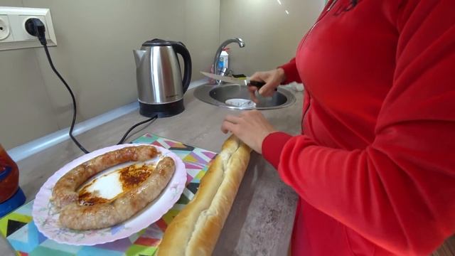 ГОТОВИМ ОГРОМНЫЙ ХОТ ДОГ НА ВЕСЬ СТОЛ. РЕЦЕПТ ХОТ ДОГА ПО ДОМАШНЕМУ ЗА 5 МИНУТ.
