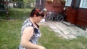 Розы и лилии на клумбе .