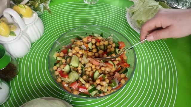 Салат с нутом и овощами!  Полезный салат из нута с богатым вкусом.